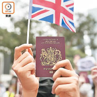 不少示威者高舉英國旗及BNO護照。