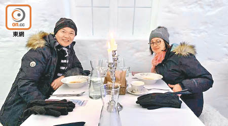 梁栢賢（左）同太太（右）去芬蘭慶祝結婚周年。