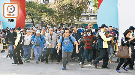 工展會揭幕，大批市民奔跑入場，購買心儀平貨。（陳德賢攝）