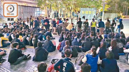 尖沙咀<br>數百名中學生昨參與梳士巴利道花園集會。（朱先儒攝）