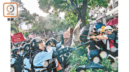 持續半年的示威中，經常出現警民衝突畫面。