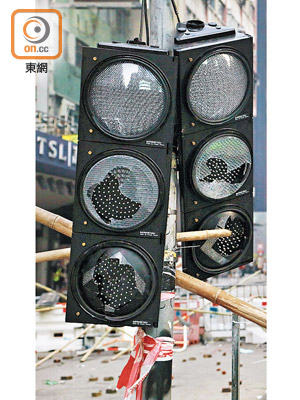 本港有七百三十組交通燈被毀壞。