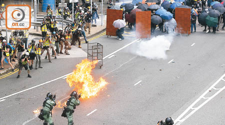 內地官媒指反修例示威暴力升級，呼籲示威者放下武器。
