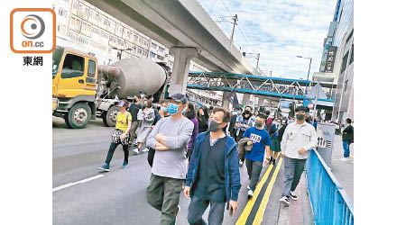 觀塘<br>網民昨在多區發起「和你Lunch」行動。（趙瑞麟攝）