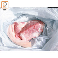 有業內人士指，梅頭部分肥肉已失去光澤和拉力，相信是冰鮮豬肉。