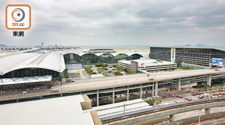 一架私人飛機日前因機件問題要求轉飛香港國際機場遭拒絕。