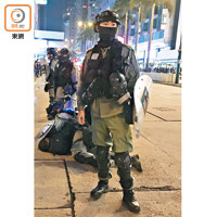 尖沙咀：防暴警察制服暴徒後，同袍在旁戒備防止搶犯。