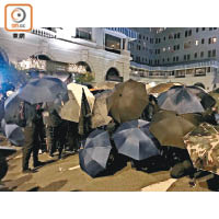 尖沙咀：大批示威者在半島酒店外擺雨傘陣對抗警方。