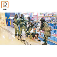 元朗：示威者昨在元朗YOHO MALL商場內游走，大批警員作出截查。