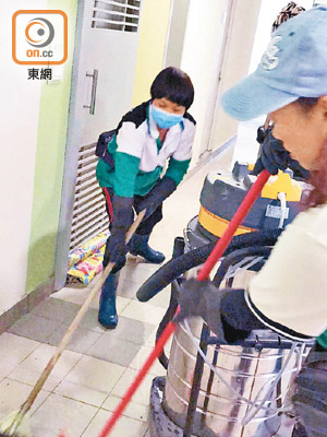 清潔工人忙於清理流出走廊的屎水。（受訪者提供）