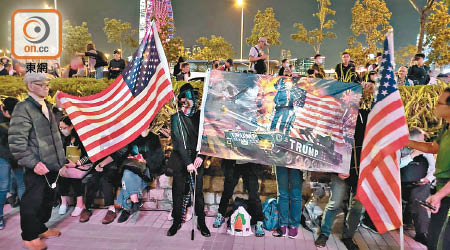 多次集會遊行活動，均見示威者高舉美國及其他國家旗幟。