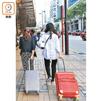 旅客拖着行李箱到名店購物的情景不再。
