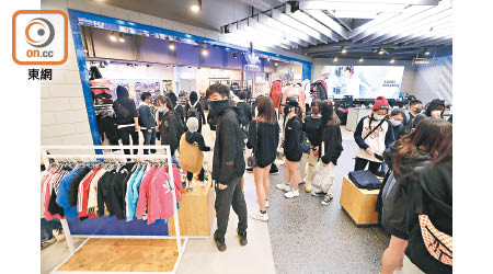 銅鑼灣<br>有黑衣人進入運動商店內高呼口號。（陳德賢攝）