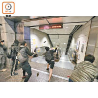 中環站<br>暴徒在港鐵出入口向站內掟磚。