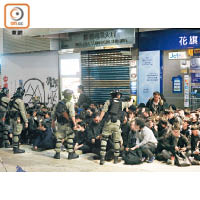 銅鑼灣<br>防暴警在銅鑼灣拘捕大批示威者。（黃仲民攝）