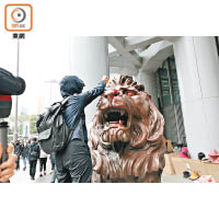 中環<br>蒙面示威者破壞中環滙豐銀行獅子像。（羅錦鴻攝）
