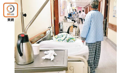 屯門醫院各樓層病房走廊堆積大量後備病床。