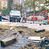 客貨車學牌飛跌落地。（張開裕攝）