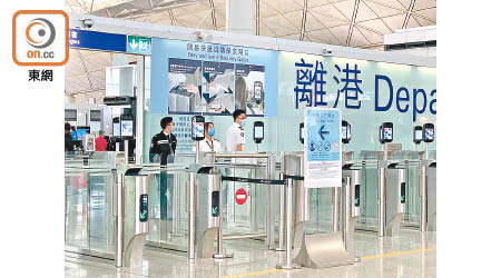 機場<br>香港國際機場昨日起為武漢抵港客機旅客增設紅外線熱像儀監測體溫。（陳家明攝）
