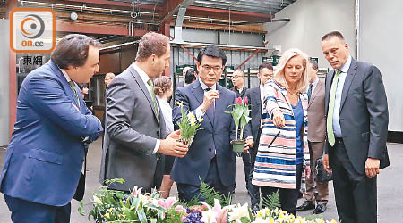 邱騰華（中）參觀荷蘭鮮花公司，該公司將供應鮮花給Kaleido Park。