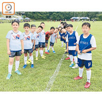 足球小將遠征南韓，切磋球技之餘，也體驗當地文化。（受訪者提供）