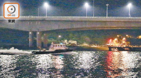 水警及消防到場搜救。（文健雄攝）