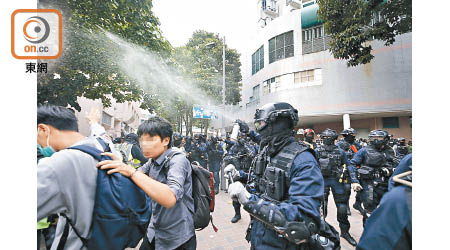 上水警署昨又被投擲燃燒彈，警方同日噴椒驅散非法集結人士。