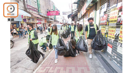 十多名市民於遊行前到上水街頭清理垃圾。