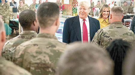 特朗普（正面前）曾到訪阿薩德空軍基地。