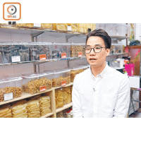 經營海味店的吳先生指有客人擔心局勢而不敢來港。