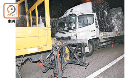 中型貨車撞工程車車尾，男司機獲救送院。（葉嘉文攝）