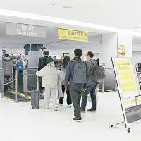 日本成田機場已加強檢測入境旅客的體溫。