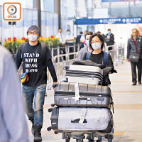 機場旅客大多自發地戴上口罩防疫。（黃偉邦攝）