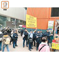 長沙灣<br>警員一度展示黃旗，警告示威者或因非法集結而被捕。（陳家明攝）