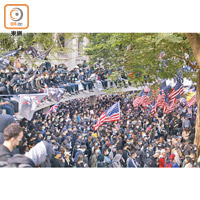 警方指集會最高峰有一萬一千多人參加，現場有人高舉美國及英國國旗。