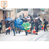 示威者在馬路築起傘陣與警方對峙。（袁志豪攝）