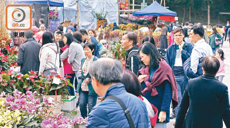 位於旺角的年宵市場昨日開幕，人流相對較疏落。（黃偉邦攝）