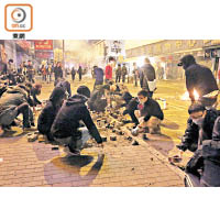 一六年農曆新年旺角暴亂，有暴徒掘起地上的磚並襲擊警務人員。