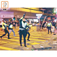 當年旺角發生暴亂，有警員向天鳴槍驅散示威者。