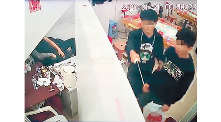 兩名青年疑闖賭檔打劫，其中一人拿刀。