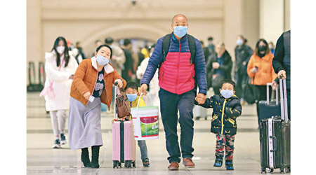 於武漢很多旅客都戴上口罩。（美聯社圖片）