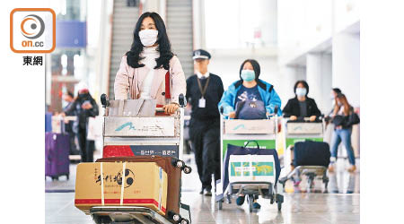 港府防疫鬆懈，機場旅客戴口罩自保。