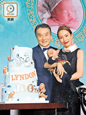 藍國慶（左）同太太Mina（右）抱住囝囝一齊切蛋糕。（溫國佳攝）