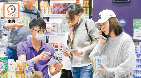 武漢肺炎襲港，市民對口罩需求增加。（何天成攝）