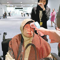 印尼<br>印尼當局加強檢查入境旅客，一名長者接受體溫測試。（美聯社圖片）