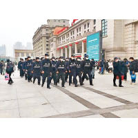 武漢封城有特警於漢口火車站執勤。