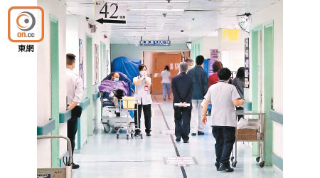 香港：衞生防護中心及醫管局專家到屯門醫院視察。