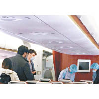 網傳港航乘客不適：港口衞生署人員在港航航班抵港後到機上檢查該名乘客情況。