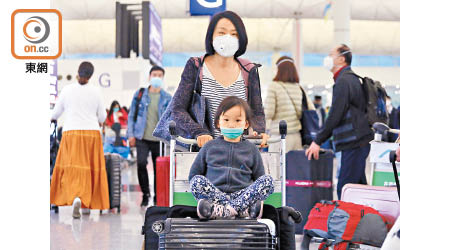 機場大部分旅客均自覺戴上口罩防疫。