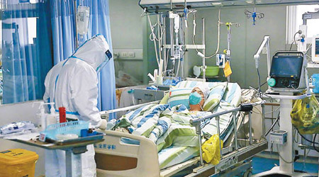 武漢：醫護人員穿上保護衣照顧患者。